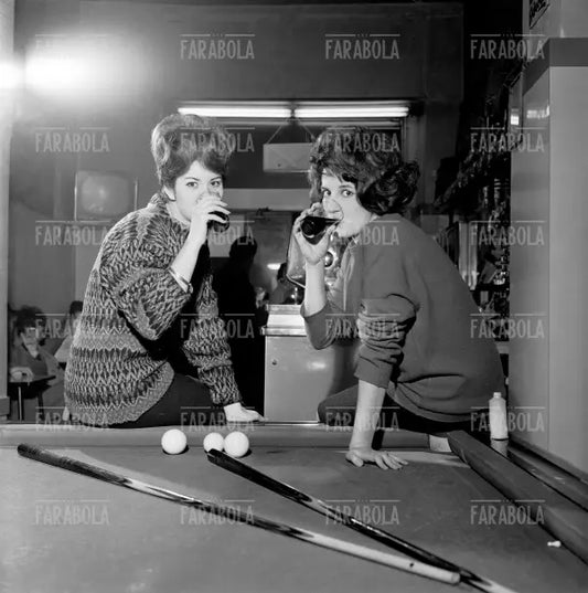 Mina e Gianna Erbetta giocano a biliardo, Milano, 1962