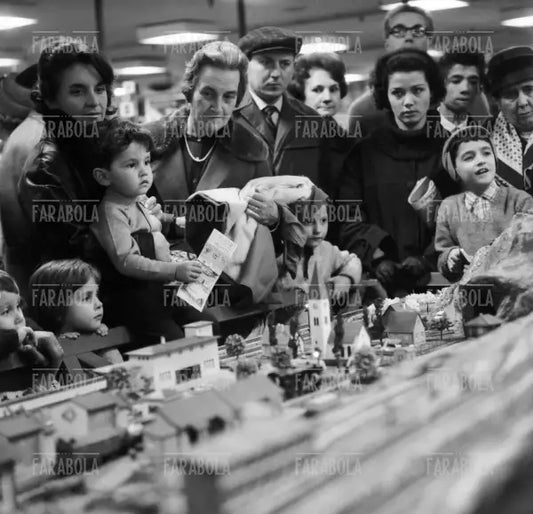 Reparto giocattoli della Rinascente a Natale, Milano, 1962