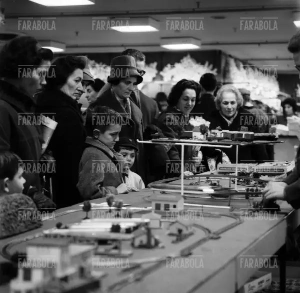Reparto giocattoli della Rinascente a Natale, Milano, 1962
