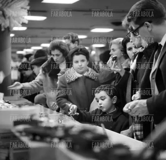 Reparto giocattoli della Rinascente a Natale, Milano, 1962