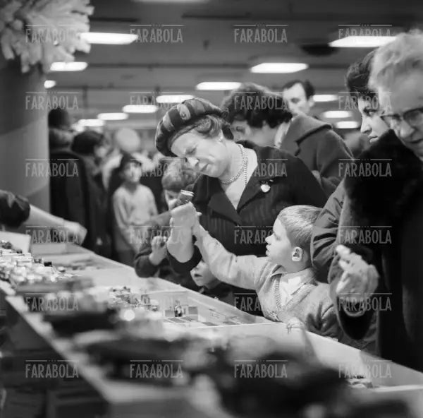 Reparto giocattoli della Rinascente a Natale, Milano, 1962