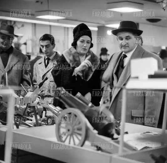 Reparto giocattoli della Rinascente a Natale, Milano, 1962
