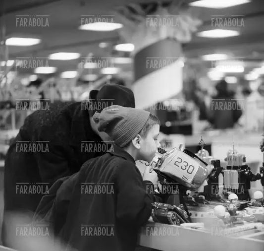 Reparto giocattoli della Rinascente a Natale, Milano, 1962