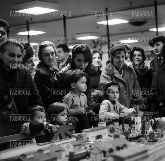 Reparto giocattoli della Rinascente a Natale, Milano, 1962