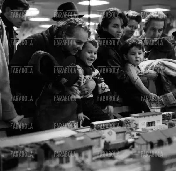 Reparto giocattoli della Rinascente a Natale, Milano, 1962