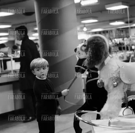 Reparto giocattoli della Rinascente a Natale, Milano, 1962