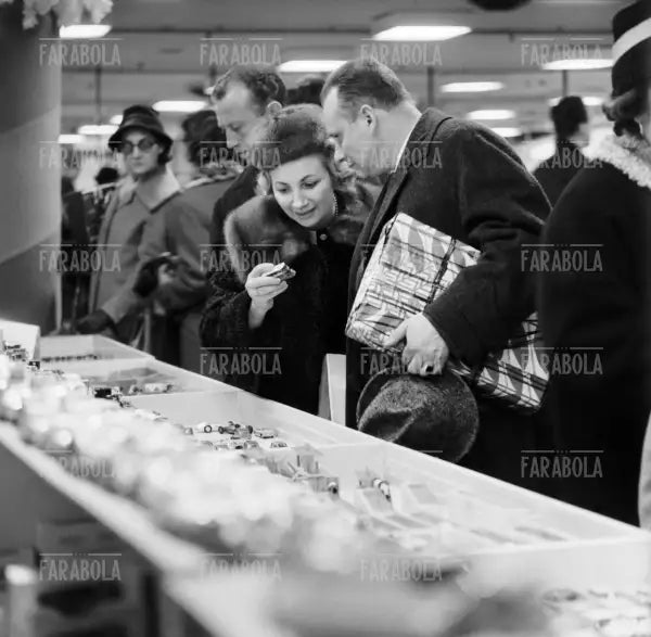 Reparto giocattoli della Rinascente a Natale, Milano, 1962