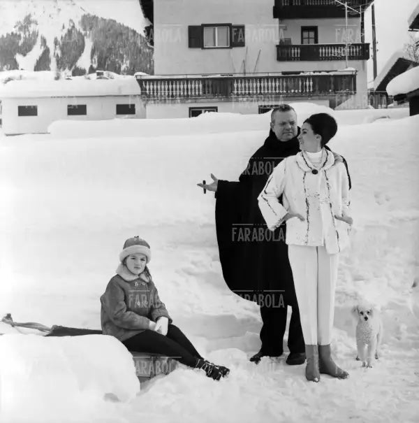 Orson Welles con la moglie Paola Mori e la figlia Beatrice, Klosters, 1962