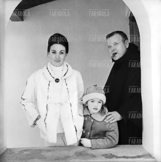 Orson Welles con la moglie Paola Mori e la figlia Beatrice, Klosters, 1962