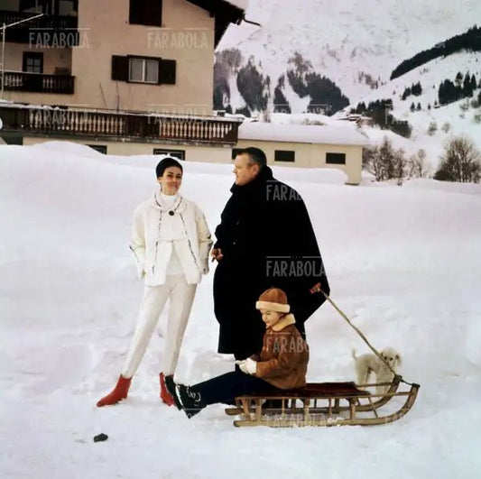 Orson Welles con la moglie Paola Mori e la figlia Beatrice, Klosters, 1962
