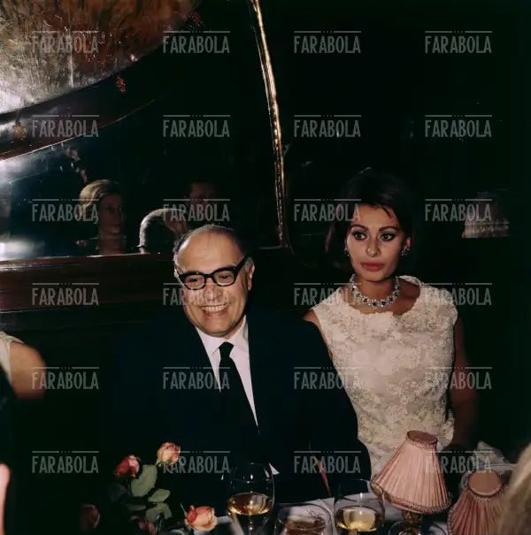 Sophia Loren e il marito Carlo Ponti da Maxim's, Parigi, 1962
