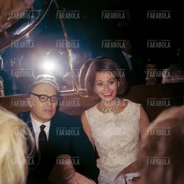 Sophia Loren e il marito Carlo Ponti da Maxim's, Parigi, 1962