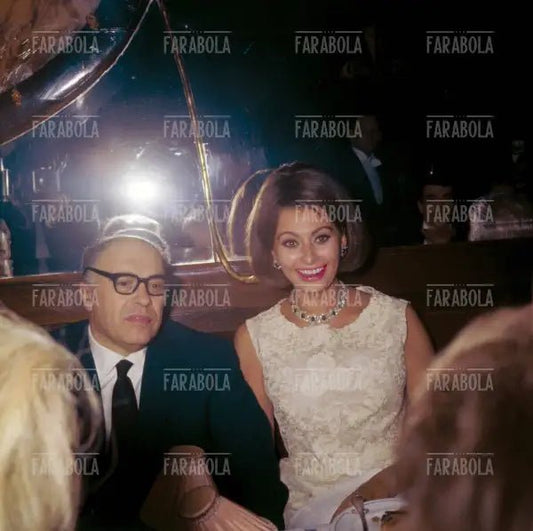 Sophia Loren e il marito Carlo Ponti da Maxim's, Parigi, 1962