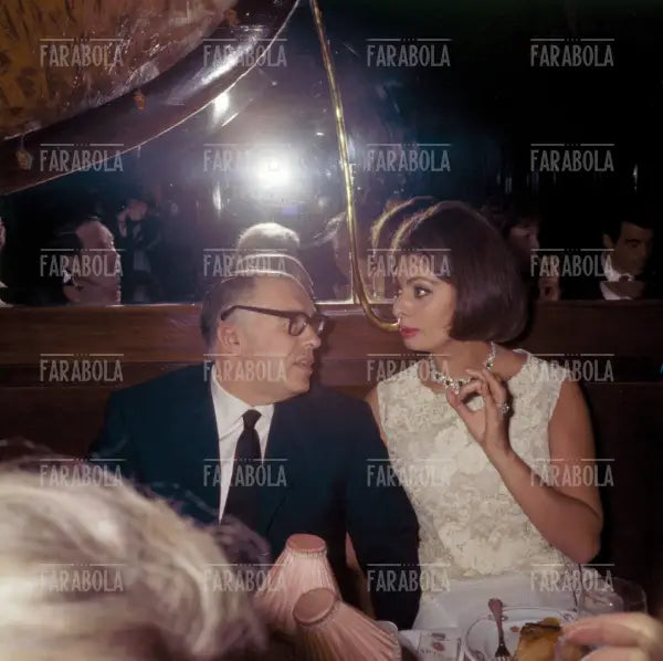 Sophia Loren e il marito Carlo Ponti da Maxim's, Parigi, 1962