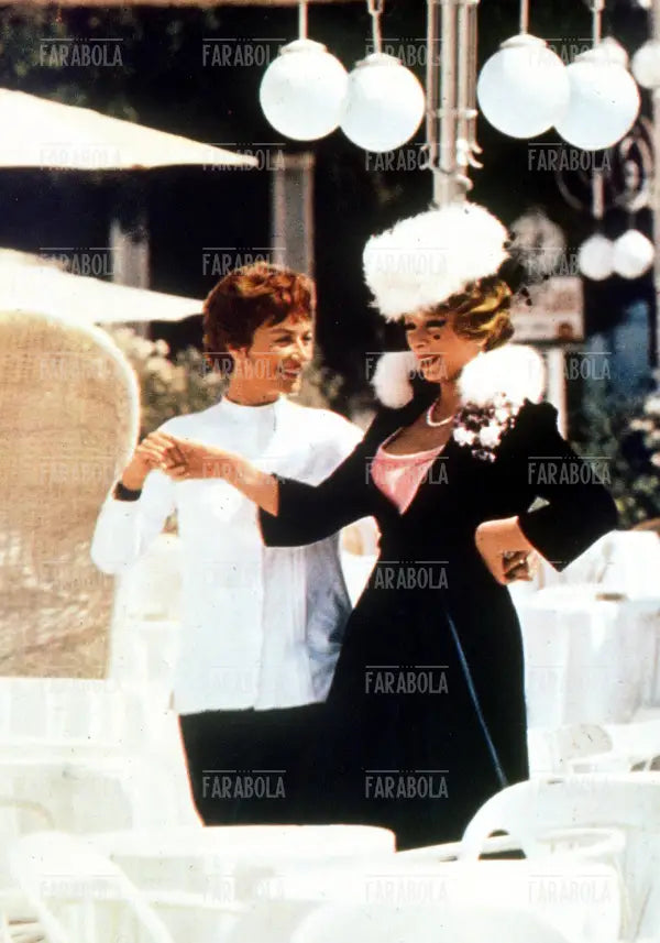 Anouk Aimée e Sandra Milo in una scena del film Otto e mezzo, 1962