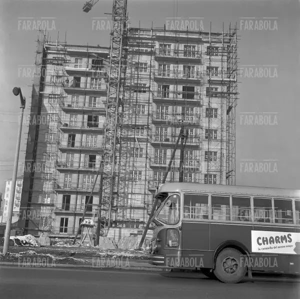 Palazzo in costruzione in via Palmanova, Milano, 1963
