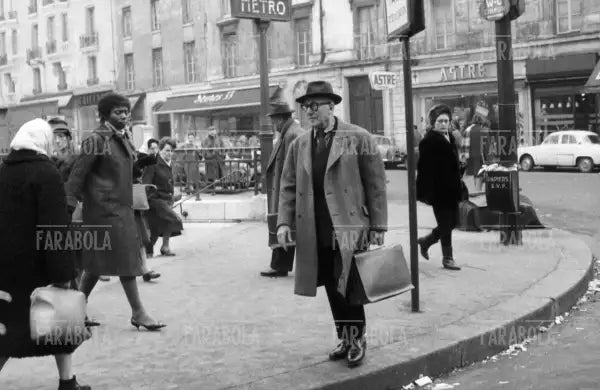 Le Corbusier cammina per strada, Parigi, 1963