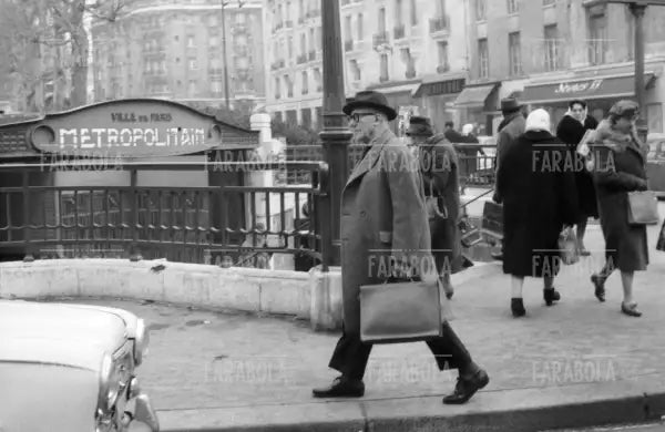 Le Corbusier cammina per strada, Parigi, 1963