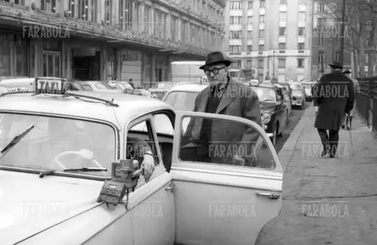 Le Corbusier con un taxi, Parigi, 1963