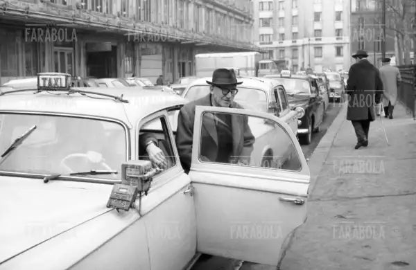 Le Corbusier con un taxi, Parigi, 1963