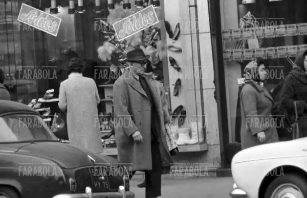 Le Corbusier davanti a un negozio di scarpe, Parigi, 1963
