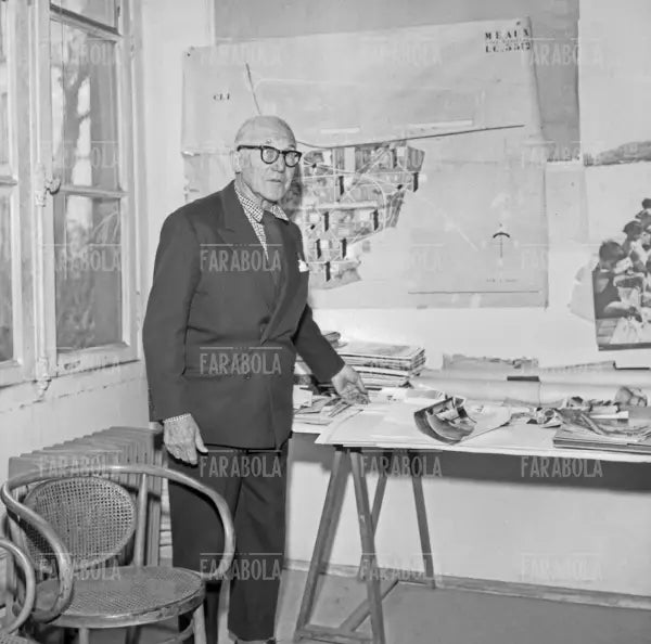 Le Corbusier legge una piantina, Parigi, 1963