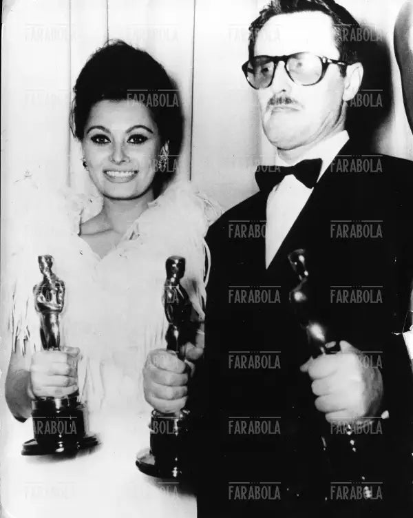 Sophia Loren e Pietro Germi con il Premio Oscar, Santa Monica, 1963
