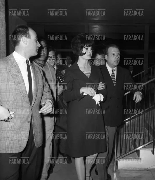 Brigitte Bardot con una parrucca nera durante le riprese del film Il disprezzo, Roma, 1963