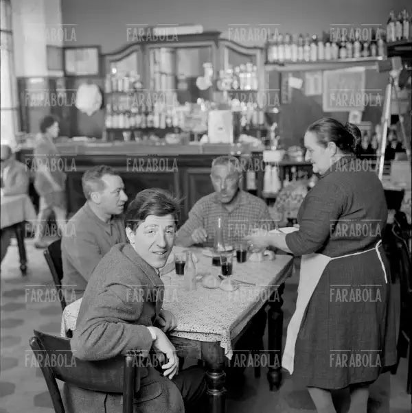 Giorgio Gaber in un'osteria, Milano, 1963