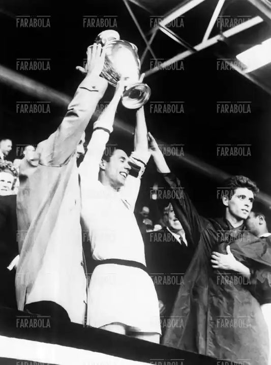Dino Sani, Cesare Maldini con la coppa e Gianni Rivera, finale di Coppa dei Campioni Milan-Benfica, Wembley, Londra, 1963