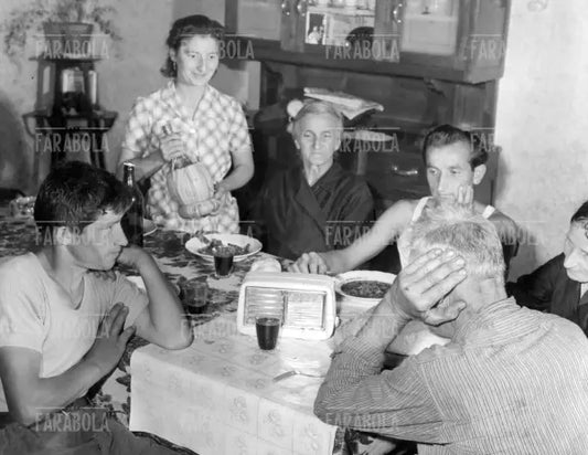 La famiglia Rigamonti ascolta alla radio le notizie su Papa Giovanni XXIII, Sotto il Monte, 1963