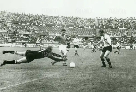 Il portiere Fraydl anticipa Gianni Rivera, Austria-Italia, Vienna, 1963