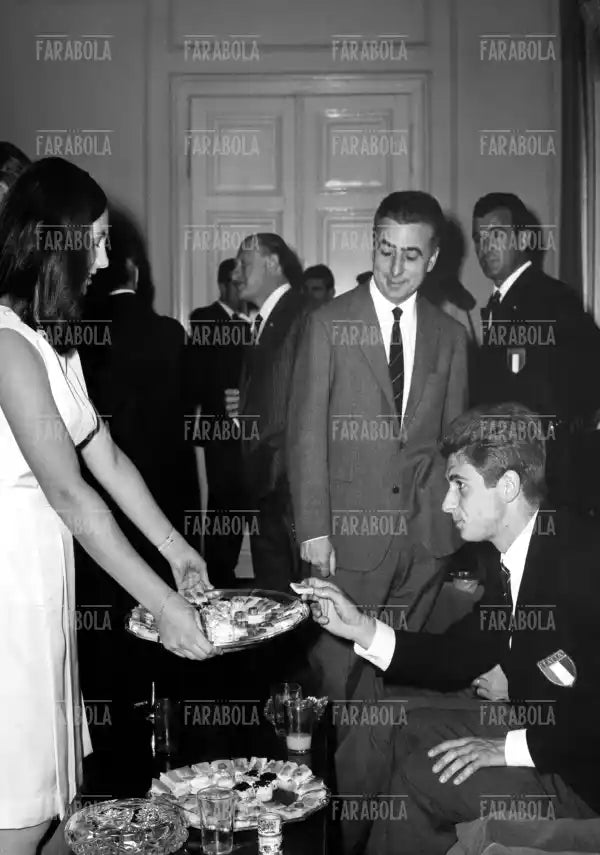 Gianni Rivera al ricevimento dell'ambasciata italiana, Vienna, 1963