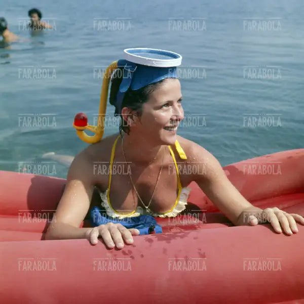 Delia Scala al mare, Castiglioncello, 1963