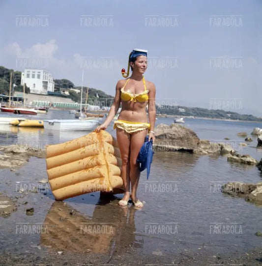Delia Scala al mare, Castiglioncello, 1963