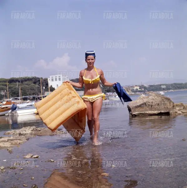 Delia Scala al mare, Castiglioncello, 1963