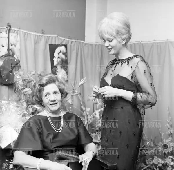 Franca Rame e Pina Rota, madre di Dario Fo, in camerino, Prima di Isabella, tre caravelle e un cacciaballe, Milano, 1963