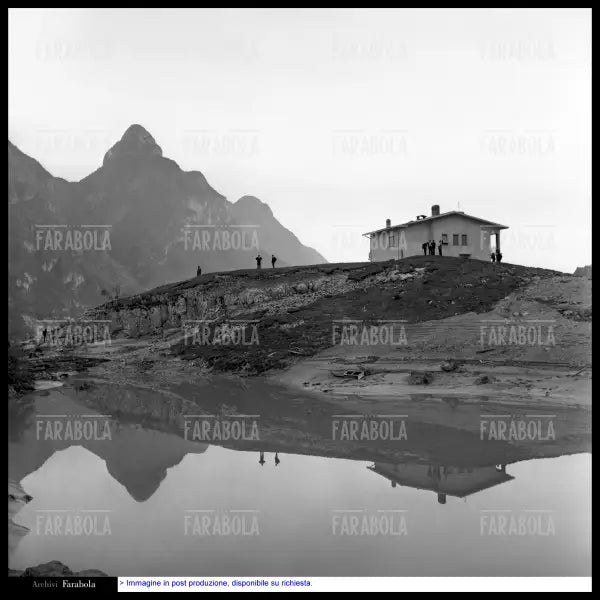 Disastro del Vajont, veduta della valle inondata, 1963
