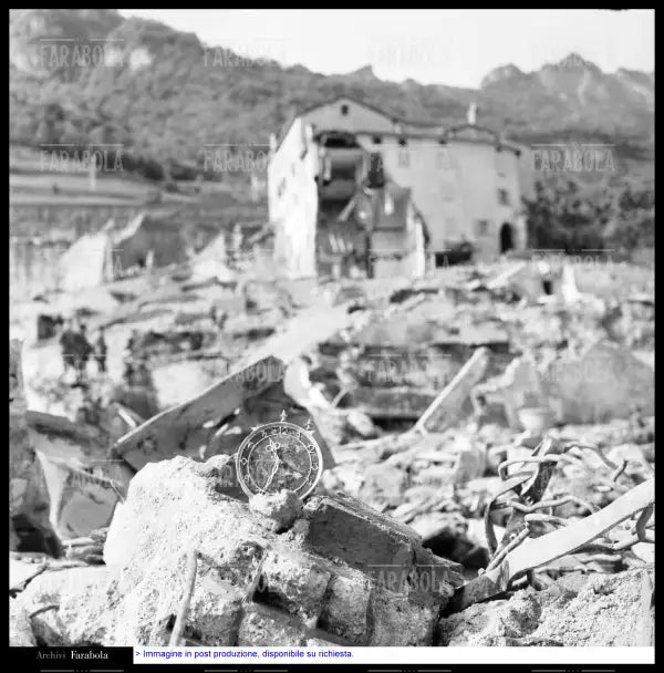 Disastro del Vajont, un orologio tra le macerie, 1963