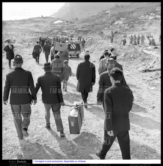 Disastro del Vajont, gli sfollati lasciano il paese, 1963