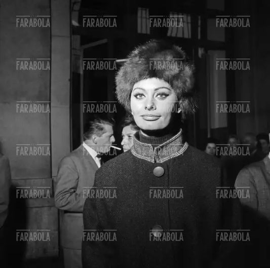 Sophia Loren arriva alla Stazione Centrale, Milano, 1963