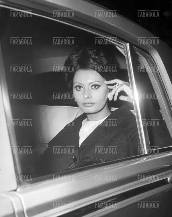 Sophia Loren esce dal parrucchiere in via Frattina, Roma, 1963