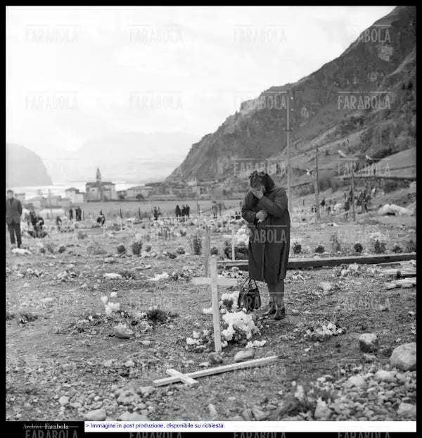 Disastro del Vajont, una donna piange davanti a una tomba, 1963