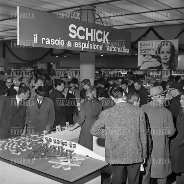 Vendita del rasoio Schick alla Rinascente, Milano, 1963