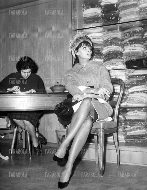 Sophia Loren in un negozio di via Condotti, Roma, 1963