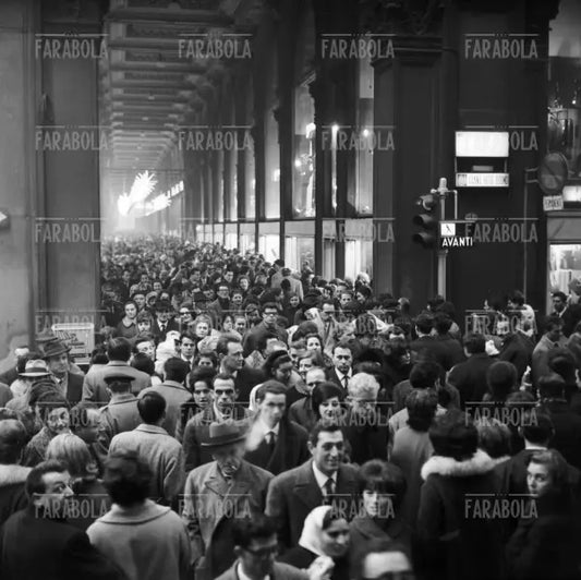 Folla sotto i portici di Corso Vittorio Emanuele a Natale, Milano, 1963