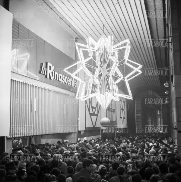 Folla davanti alla Rinascente a Natale, Corso Vittorio Emanuele, Milano, 1963