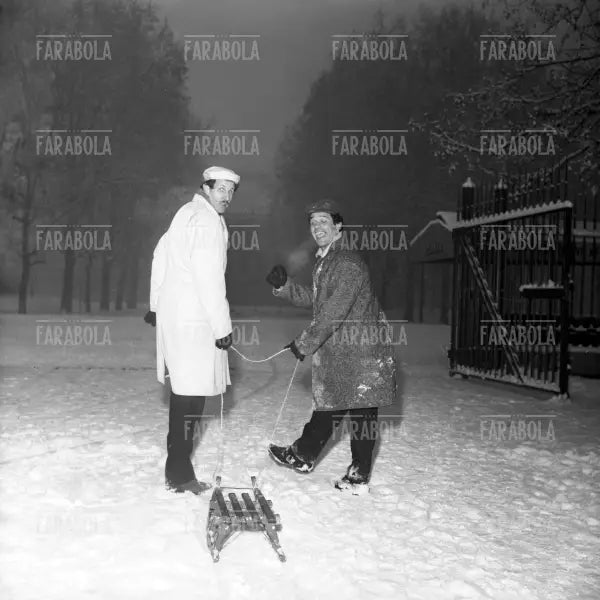 Franco Franchi e Ciccio Ingrassia nella neve al parco, Milano, 1963