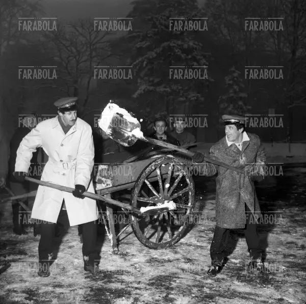 Franco Franchi e Ciccio Ingrassia con un gruppo di spalatori al parco, Milano, 1963