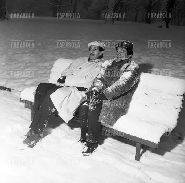 Franco Franchi e Ciccio Ingrassia su una panchina al parco, Milano, 1963